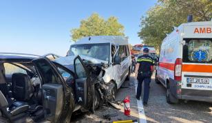Doi morţi şi 8 răniţi în urma uni accident între un microbuz şi un autoturism produs în judeţul Botoşani