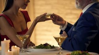 Imagine ilustrativă - cuplu la cină romantică