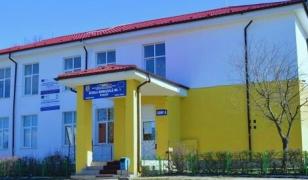 "M-a luat de gât şi m-a lovit". Mama unui elev din Vaslui susţine că a fost bătută de femeia de serviciu