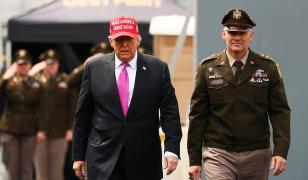 Misterioasa întâlnire a lui Trump şi Hegseth cu 800 de generali la Quantico. Ce se va discuta