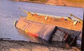 Un bac s-a scufundat în Dunăre, la câteva secunde după ce un TIR plin cu floarea-soarelui a urcat pe el