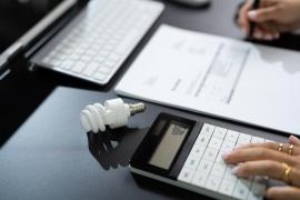 Trei operatori de furnizare a energiei electrice au scăzut tarifele sub 1,30 lei