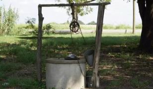 Bărbat de 81 de ani, găsit mort într-o fântână. Poliţiştii încearcă să afle cum a murit bătrânul