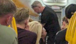 Zbor Ryanair, deviat după ce un pasager beat ar fi încercat să deschidă ușile de urgență în aer