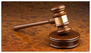 Un tânăr acuzat că ar fi violat o fată de 12 ani, trimis în arest la domiciliu