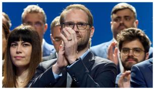 Preşedintele USR, Dominic Fritz, alături de membri ai conducerii USR, la un eveniment electoral, 2024