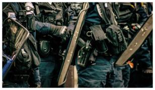 Franţa, în haos. Blocaje, greve, proteste masive şi un premier nou