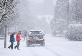 Informare meteo de vânt, lapoviță, ninsoare, polei în întreaga ţară. Cod galben de viscol la munte