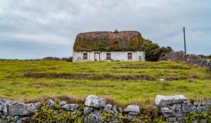 Ţara care oferă 70.000 € pentru a transforma o casă veche într-o locuinţă permanentă. Cum te poţi muta acolo