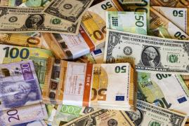 Un muncitor a dat peste un sac plin cu bani în timp ce săpa. Posibilă legătură cu un jaf vechi de 22 de ani