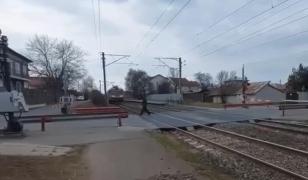 Momentul în care un bărbat este la un pas de a fi spulberat de tren. Reacţia CFR