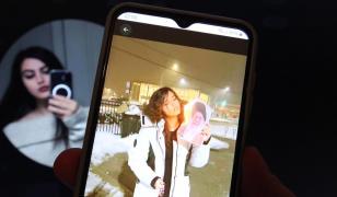 Simbolul protestelor din Iran. Cine e tânăra care-și aprinde țigara cu portretul în flăcări al ayatollahului