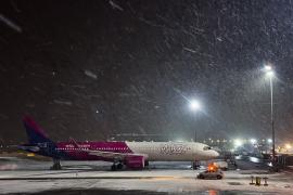 Incident pe Aeroportul din Sibiu. Un avion Wizz Air a ajuns la marginea pistei din cauza ninsorii