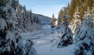 Judeţul în care zăpada a ajuns şi la 2 metri. Ger extrem, anunţat în weekend