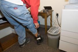 Şi-a vândut dispozitivul de monitorizare cu 200 de lei unui om al străzii din Lupeni