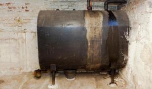 Şi-a legat copilul cu cătuşele de un rezervor cu combustibil şi a plecat la muncă. Ce riscă acum femeia