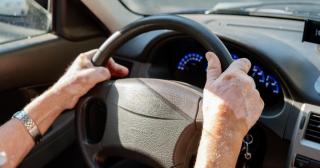 Un bărbat beat și fără permis a furat o mașină și a provocat un accident în București