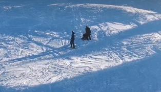 Femeie în fustă şi palton, coborâtă de pe pârtie de jandarmi: "Muntele nu e podium de modă"