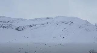 Avalanşă de mari dimensiuni în Munţii Făgăraş, declanşată de doi schiori