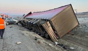 Șoferul unui TIR a murit după ce a lovit două mașini parcate și a fost proiectat prin parbriz