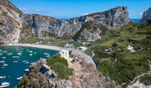 Cum e viaţa în paradisul italian fără oraşe, fără străzi, fără semnal la telefon şi turişti