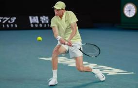 Jannik Sinner s-a calificat în turul doi la Australian Open. Hugo Gaston a abandonat competiţia