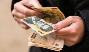 De câți bani are nevoie o familie cu 2 copii pentru un trai decent. Calculul ministrului Muncii