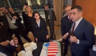 George Simion a tăiat un tort în formă de Groenlanda, cu steagul SUA deasupra, în vizita sa din SUA