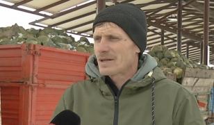 Fermierii din Lunguleţu care au protestat pentru apă gratuită îşi distrug marfa acum. 