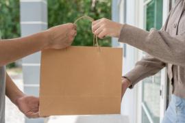 Un tânăr și-a pus pe telefonul lui cardul străbunicului și a comandat mâncare de 14.000 lei pe Glovo