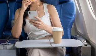 De ce nu e bine să bei ceai sau cafea în avion. Motivul surprinzător, dezvăluit de o fostă stewardesă