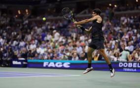 Alcaraz s-a calificat în optimi la Australian Open. Spaniolul i-a depăşit pe Djokovic, Nadal şi Federer