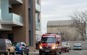 Adolescent, găsit mort în faţa unui bloc din Oradea. Minorul ar fi căzut de la etaj