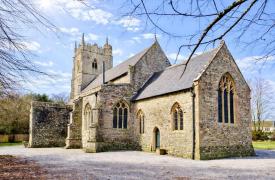 Au cumpărat o biserică veche şi au început să o renoveze. Descoperirea şocantă făcută sub podea: Erau peste 80