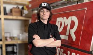 La 23 de ani, a renunțat la facultate, iar acum câștigă sute de mii de dolari ca electrician