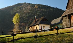 Un sat din Carpaţi cu 4 familii vrea să fie scos din UNESCO. Turiştii au devenit un coşmar pentru localnici