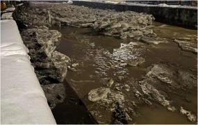 14 județe au intrat sub cod galben și portocaliu de viituri. Râurile sunt pline de blocuri de gheață