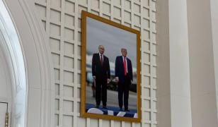 O fotografie a lui Trump cu Putin la summitul din Alaska, expusă 