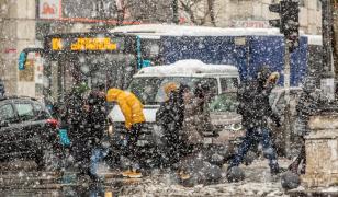 Vreme rea până luni seară: Ninsori, polei, viscol, zăpadă până la 15 cm în Transilvania și Maramureș