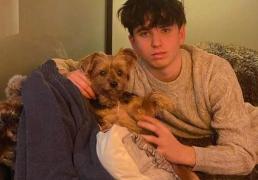 "Nu știm dacă mai trăiește". Apelul disperat al unei mame care îşi caută fiul după tragedia din Crans-Montana