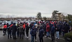 Protest la cea mai mare rafinărie din România. Zeci de angajați cer salarii mai mari