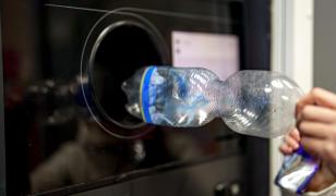 A adunat sticle din gunoi pentru 58 de euro. Statul l-a pedepsit şi i-a tăiat din ajutorul social