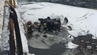 Mașină răsturnată în albia râului Bistrița. Șase persoane se aflau în interior, printre care patru copii