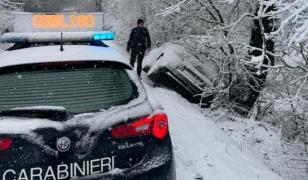 Familie cu 2 copii, salvată în ultima clipă de 3 poliţiste de pe marginea unei prăpăstii. "Sunt niște îngeri"