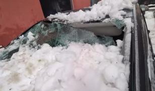 Imagini cu maşini distruse de zăpada desprinsă de pe acoperişuri în Alba Iulia