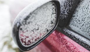 Trucul ieftin şi banal prin care poţi preveni formarea gheţii pe oglinzile maşinii