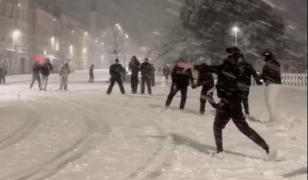 Scene amuzante în Paris. Un echipaj de poliţie a fost 