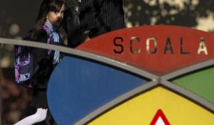 Județul unde elevii nu mai merg mâine la școală, din cauza ninsorii. Cursurile se vor ţine online