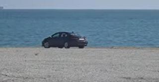 Un şofer a intrat cu maşina pe plaja din Cap Aurora. "Vine și amenda, nu durează mult"