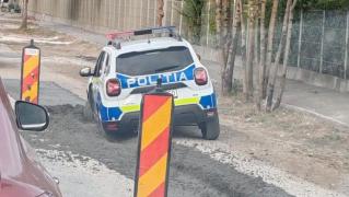 Mașină de Poliție, blocată în betonul proaspăt turnat pe o șosea din Brașov: 